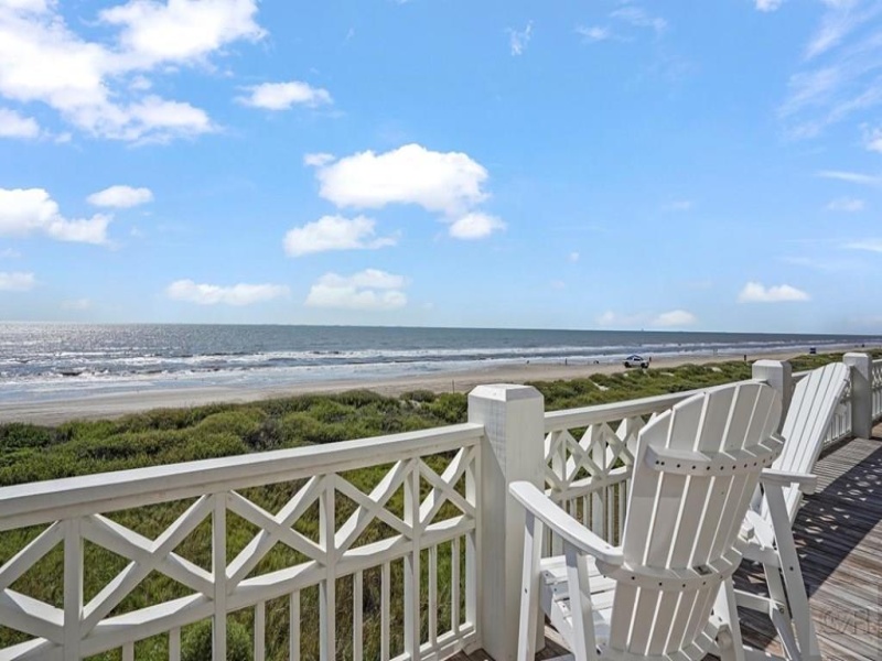 Wide lot and deck offers amazing views