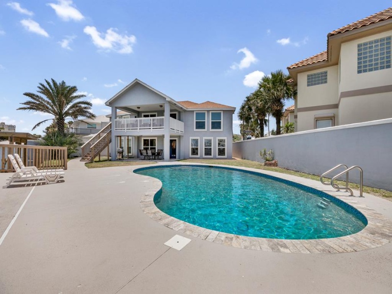 Private Pool & Backyard