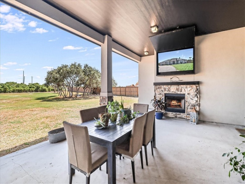 REAR PATIO W/10 FOOT CEILING, FIREPLACE & KITCHEN