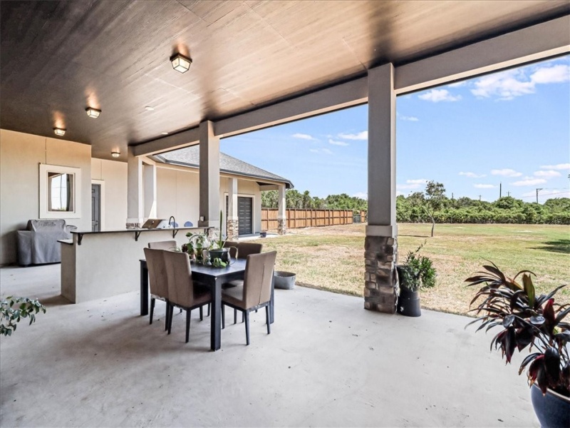 REAR PATIO W/10 FOOT CEILING, FIREPLACE & KITCHEN