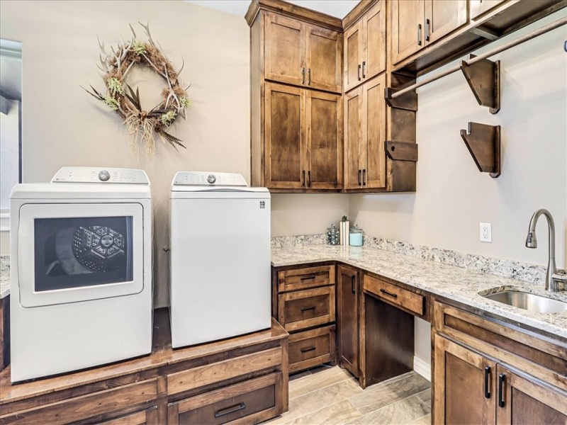 PARTIAL VIEW OF THE LAUNDRY ROOM