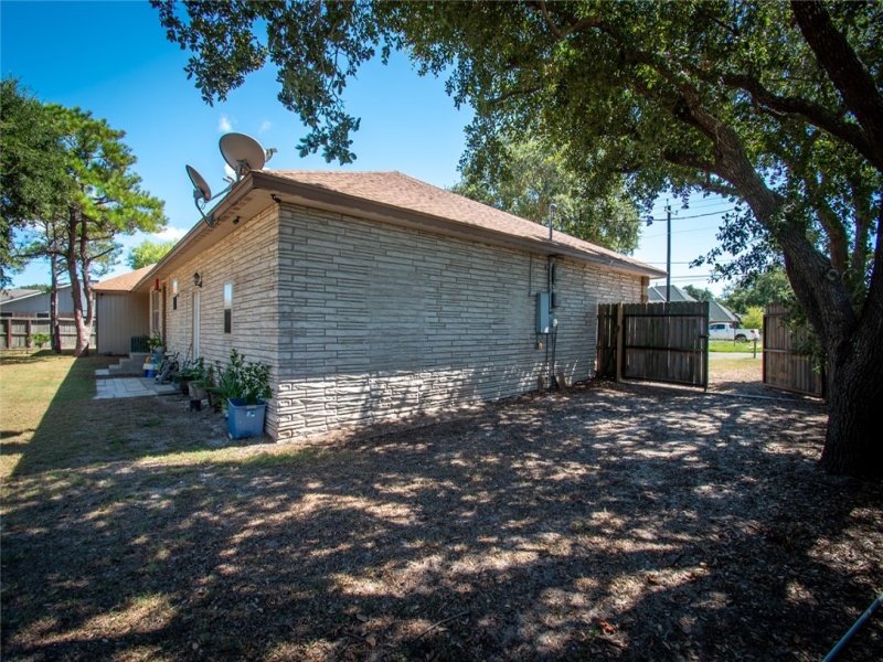 side gate to back yard