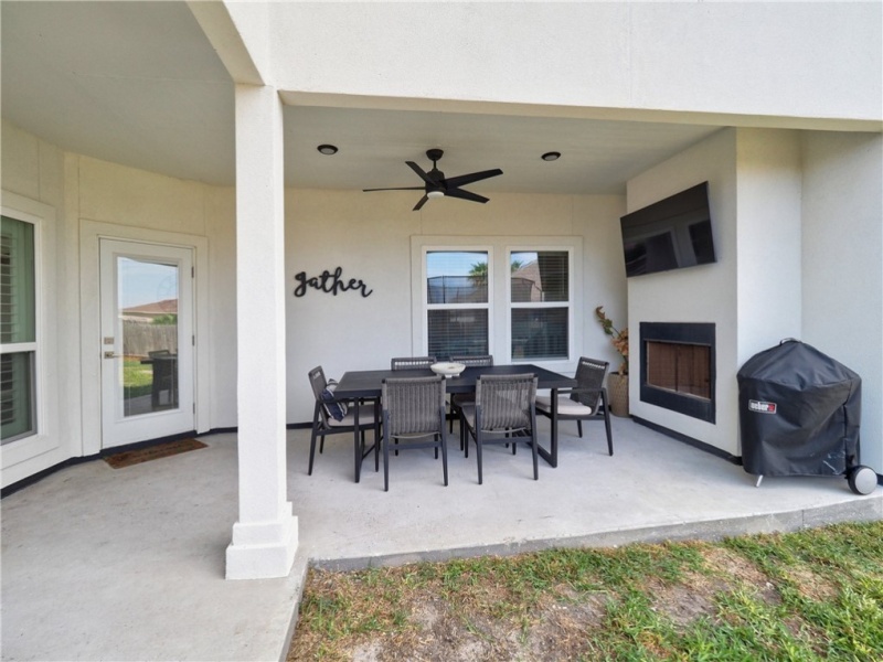 Patio w/ fireplace